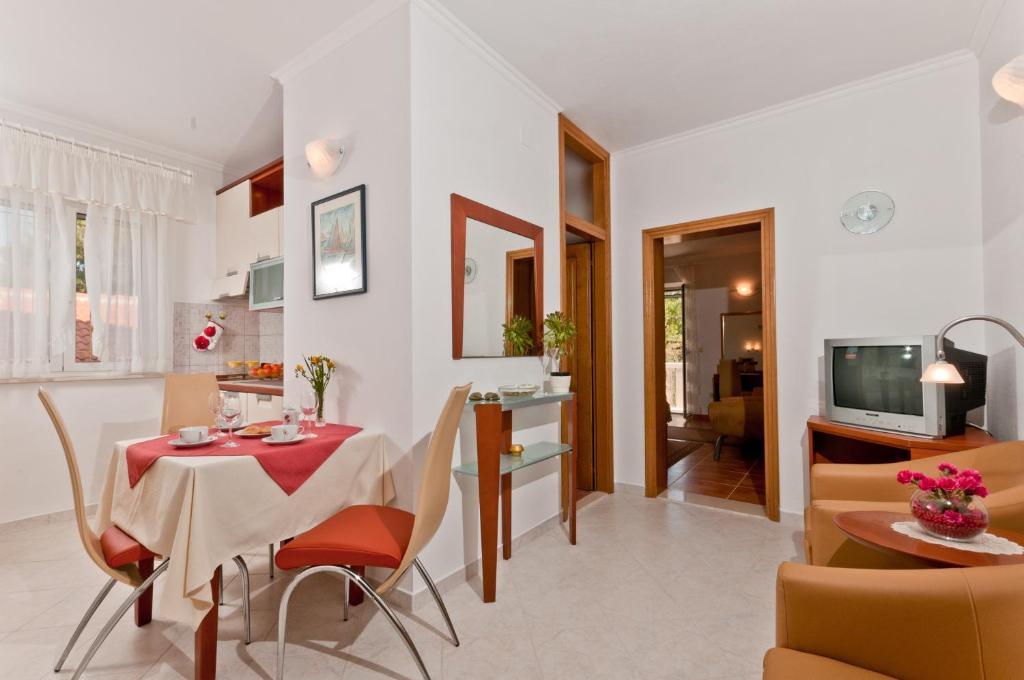 Apartments Barba Petra Dvori Sumartin Rum bild