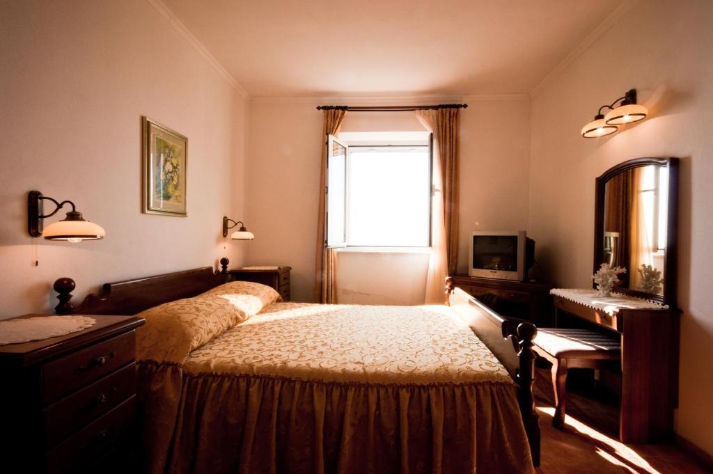 Apartments Barba Petra Dvori Sumartin Rum bild